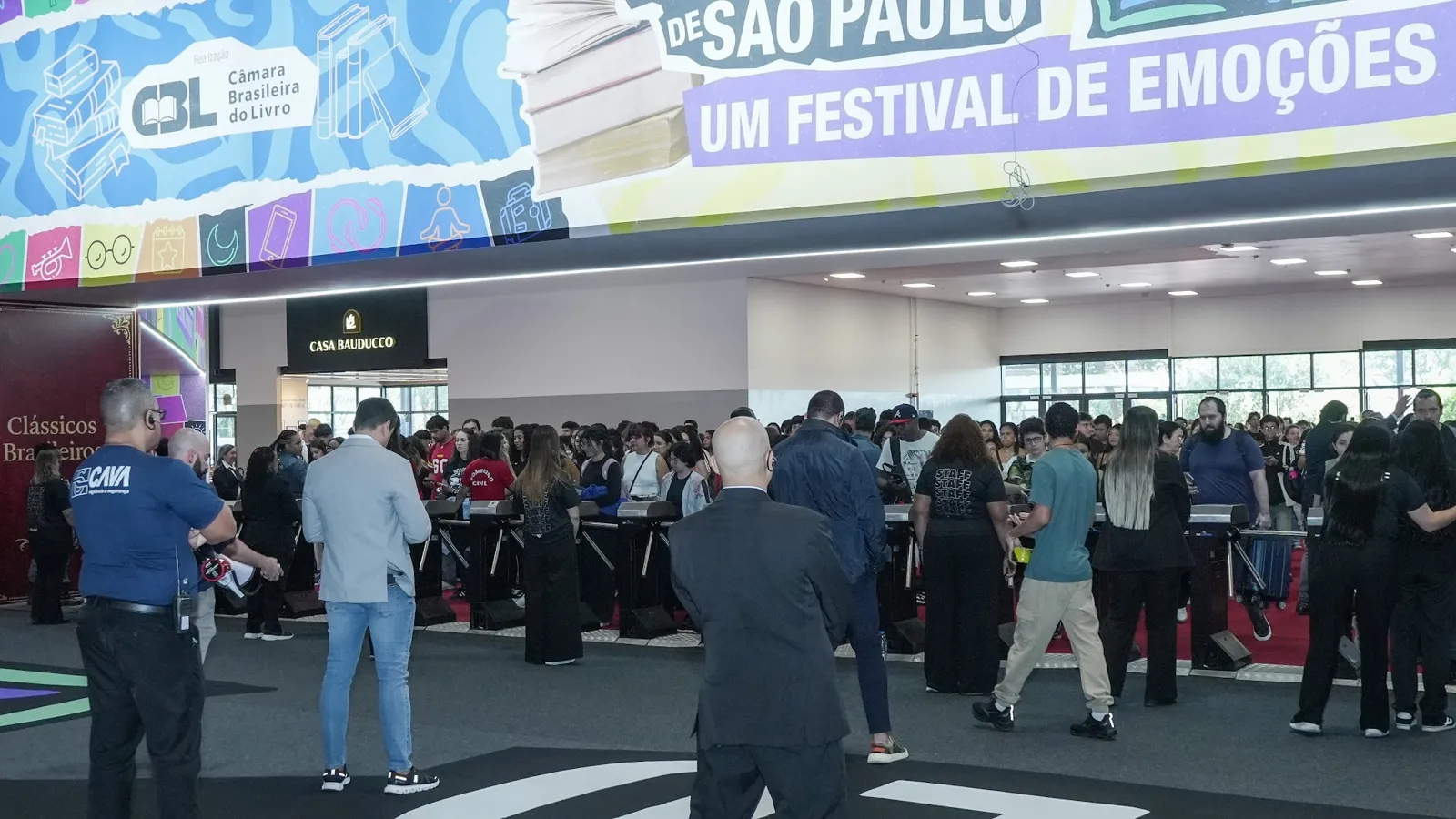 Público lotando a entrada da Bienal do Livro de São Paulo