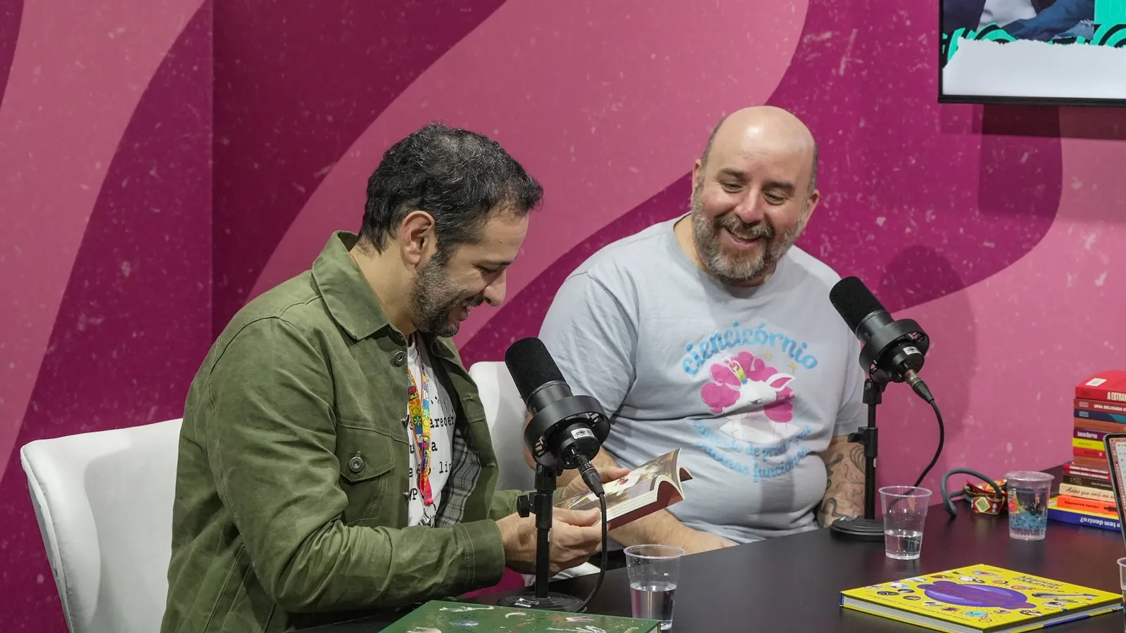 Gravação de podcast com autores na Bienal