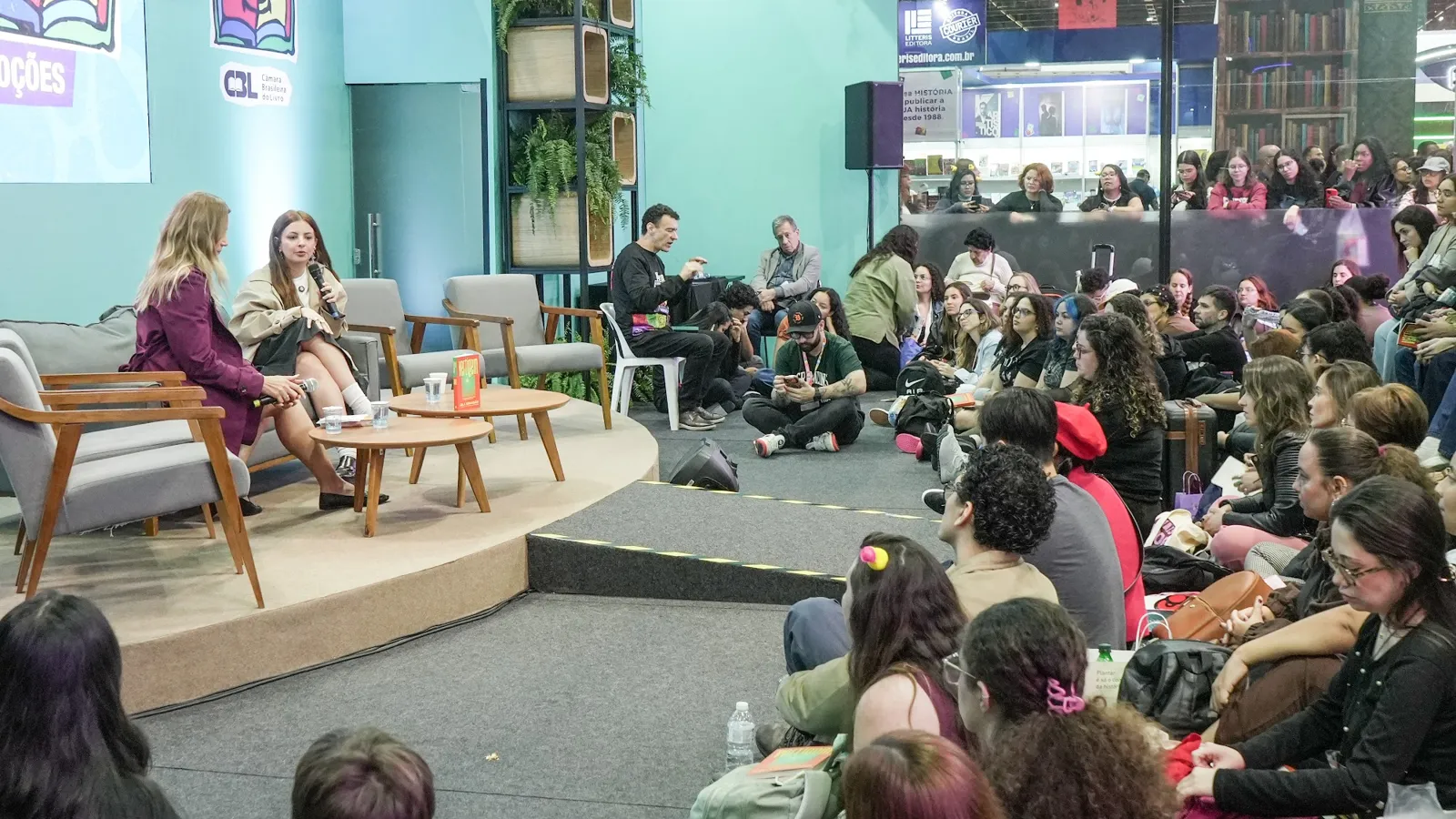 Plateia lotada em painel da Bienal