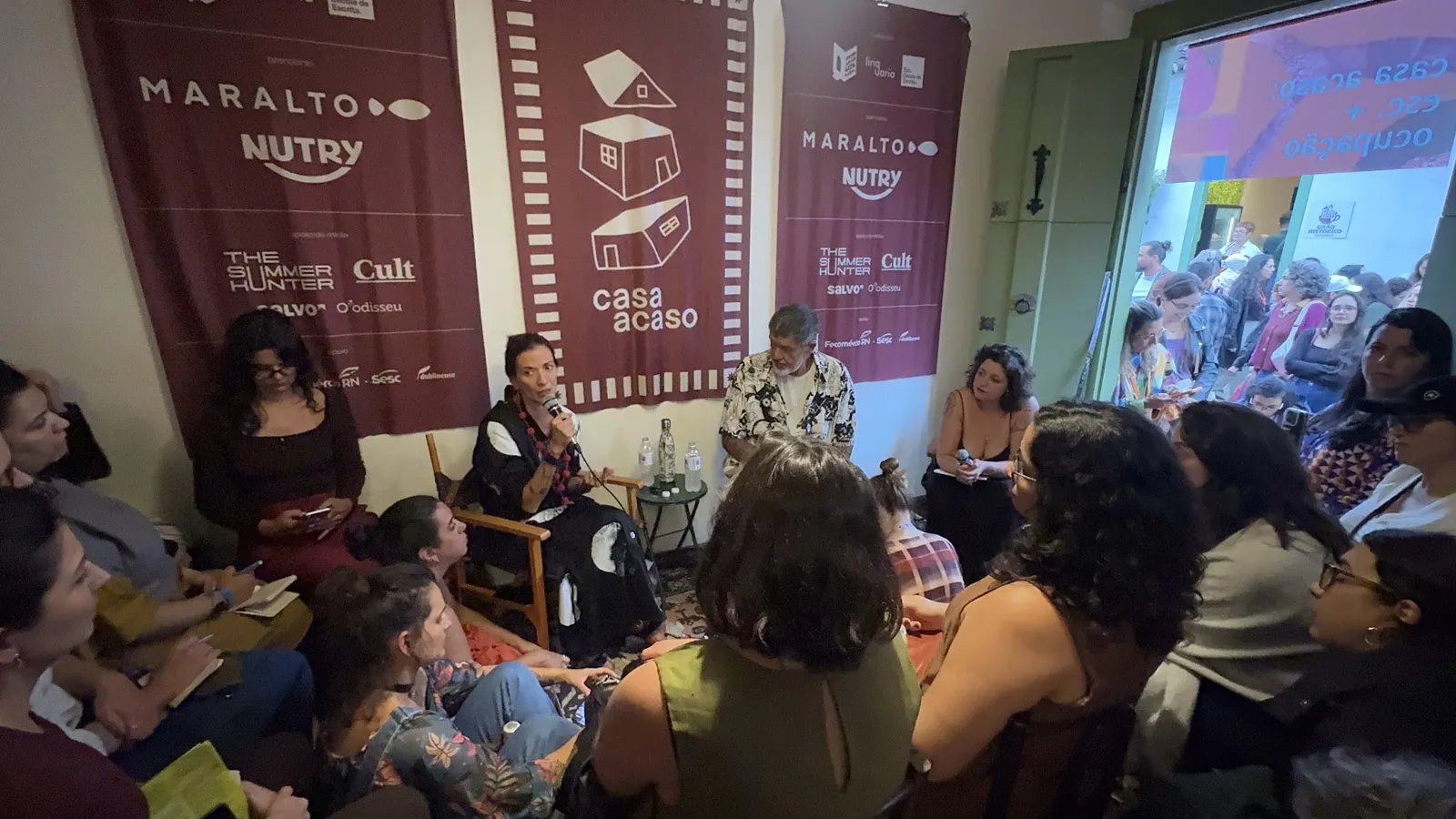 Casa lotada para encontro com autora