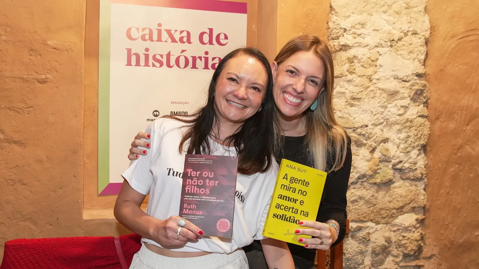 Autoras com seus livros na Caixa de Histórias