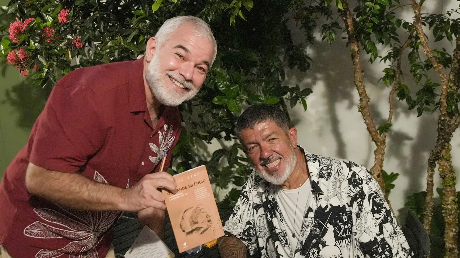 Autores com livros em Paraty à noite
